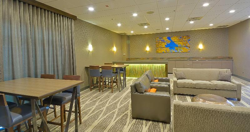 هتل Embassy Suites By Hilton Denver Central Park