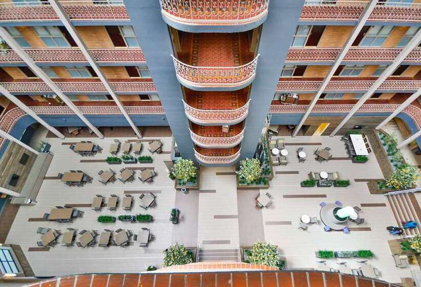 هتل Embassy Suites By Hilton Denver Central Park