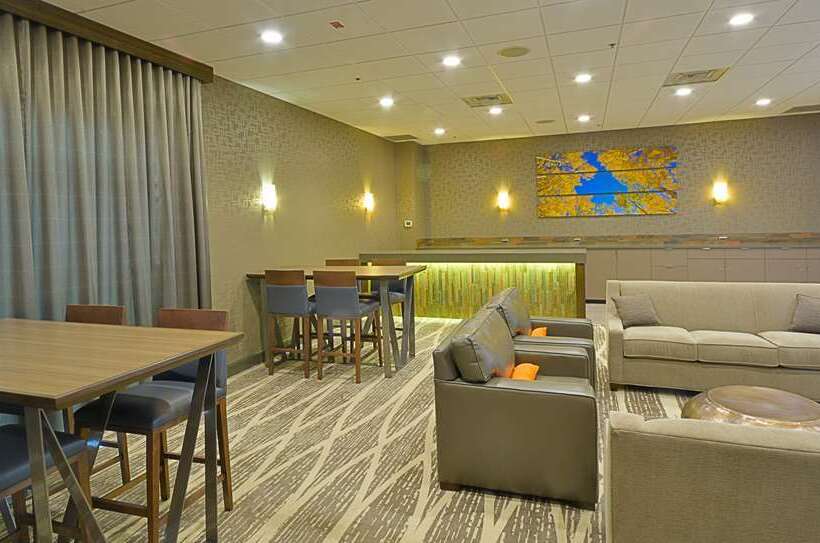 ホテル Embassy Suites By Hilton Denver Central Park