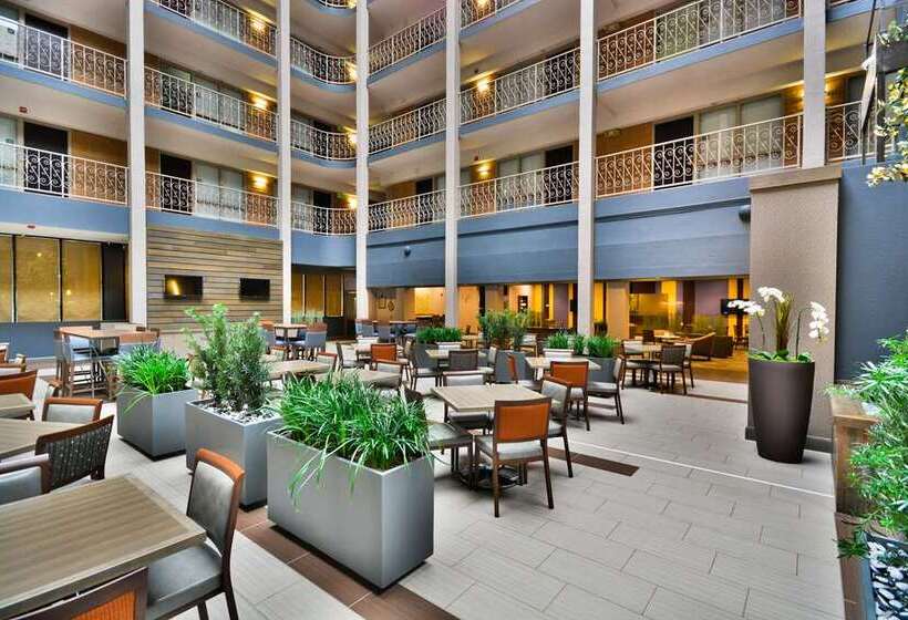 هتل Embassy Suites By Hilton Denver Central Park