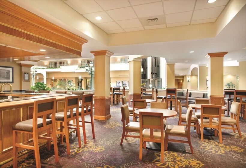 هتل Embassy Suites By Hilton Greensboro Airport