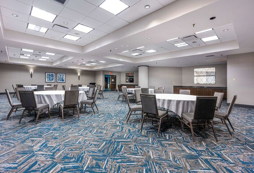 Отель Embassy Suites By Hilton Indianapolis Downtown