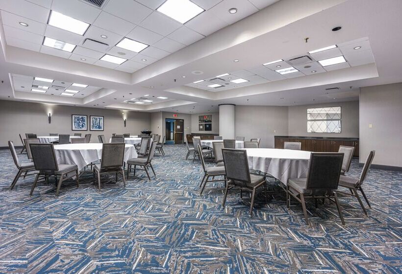 Отель Embassy Suites By Hilton Indianapolis Downtown