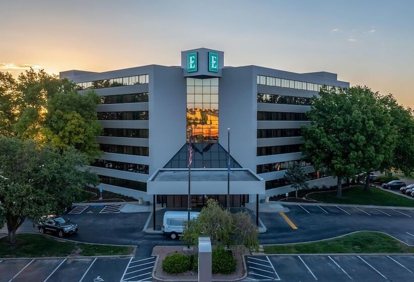Отель Embassy Suites By Hilton Kansas City Overland Park