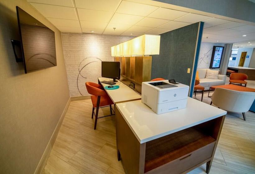 Отель Embassy Suites By Hilton Kansas City Overland Park