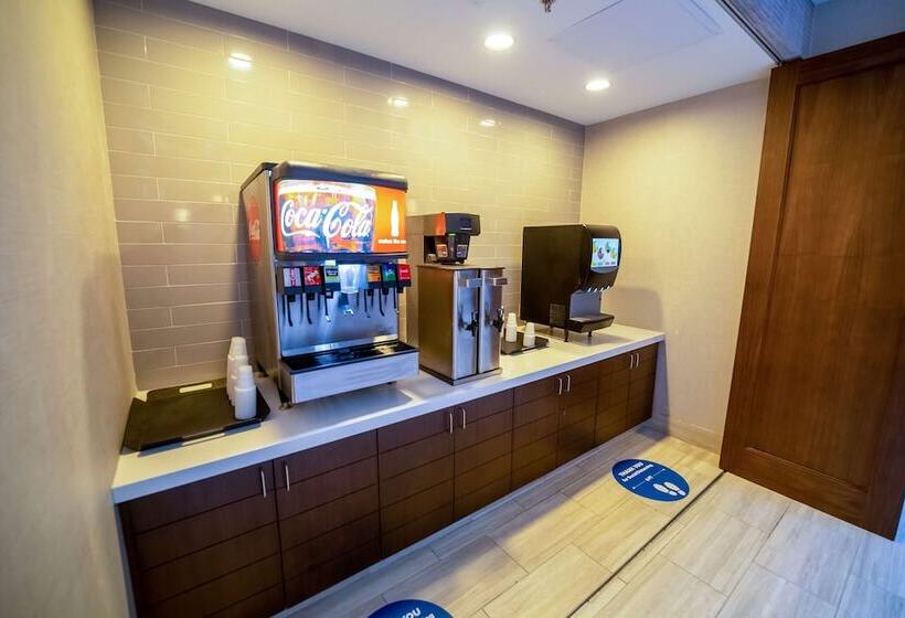 Отель Embassy Suites By Hilton Kansas City Overland Park