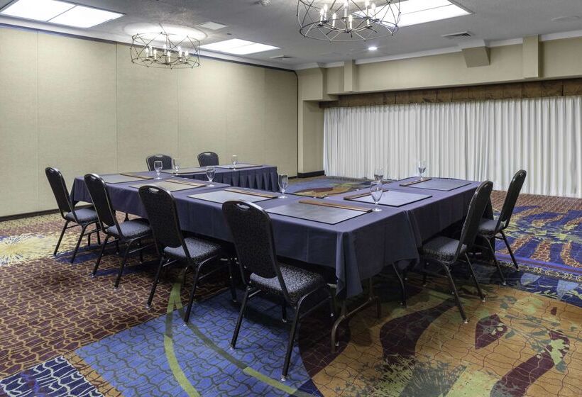 בית מלון כפרי Embassy Suites By Hilton Kansas City Plaza