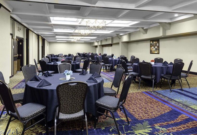 בית מלון כפרי Embassy Suites By Hilton Kansas City Plaza