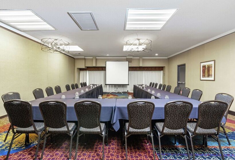 בית מלון כפרי Embassy Suites By Hilton Kansas City Plaza