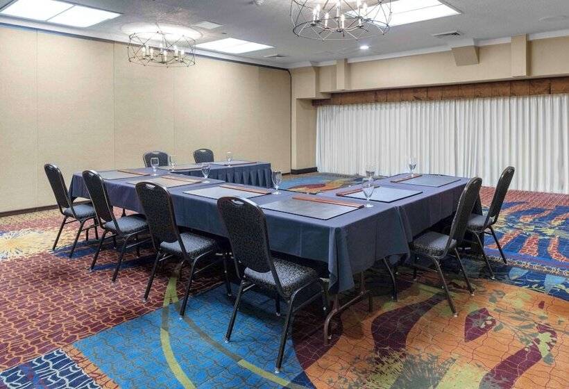 בית מלון כפרי Embassy Suites By Hilton Kansas City Plaza