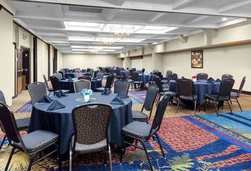 בית מלון כפרי Embassy Suites By Hilton Kansas City Plaza