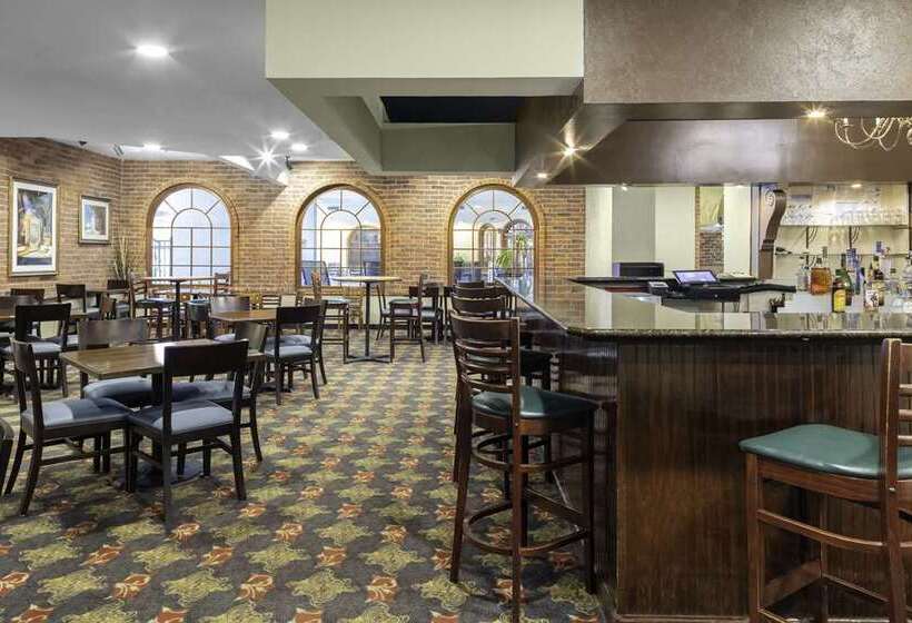 בית מלון כפרי Embassy Suites By Hilton Kansas City Plaza