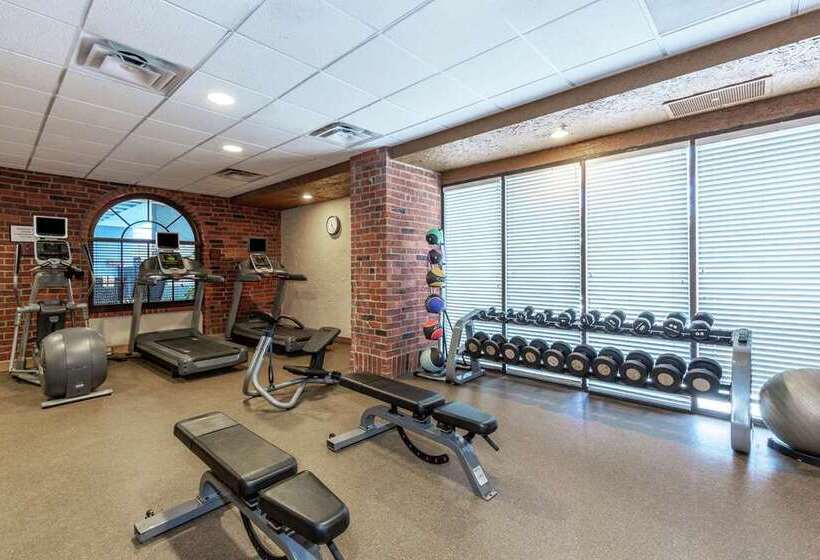 בית מלון כפרי Embassy Suites By Hilton Kansas City Plaza