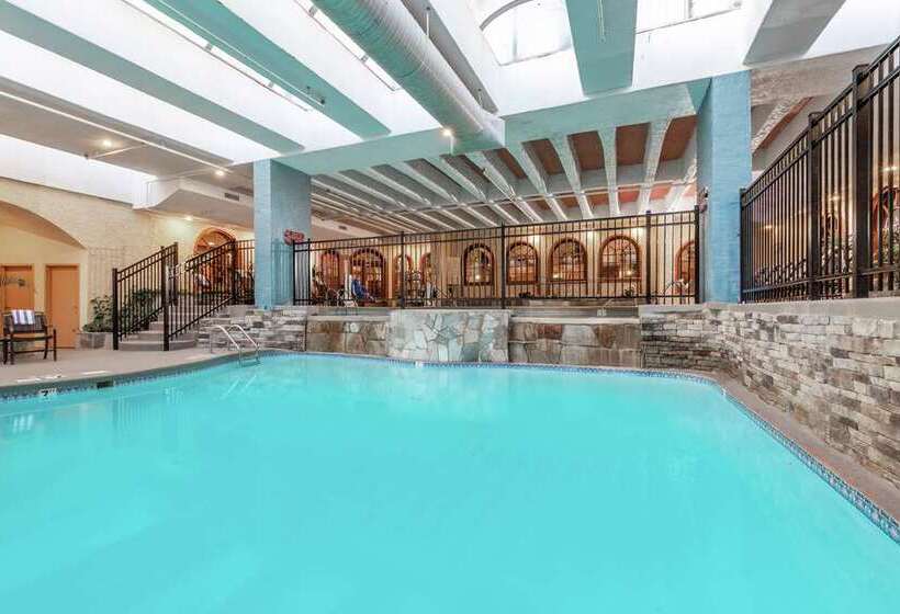 בית מלון כפרי Embassy Suites By Hilton Kansas City Plaza