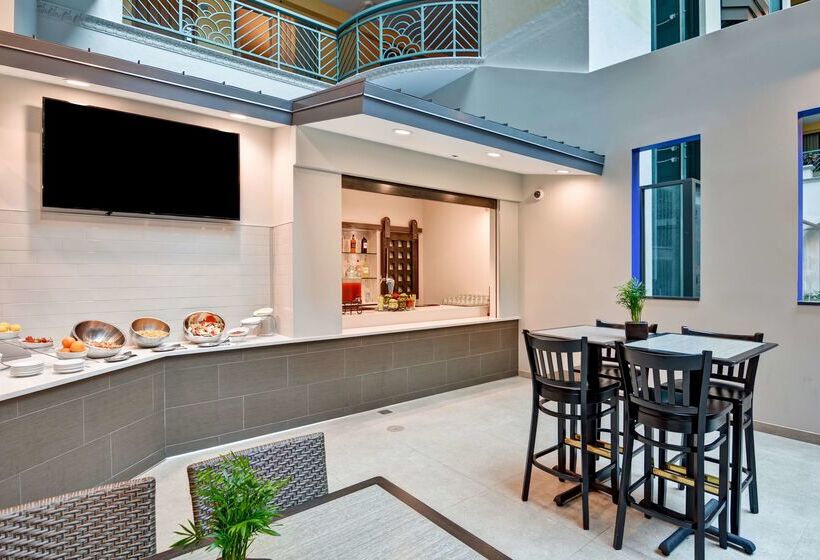 فندق Embassy Suites By Hilton Miami International Airport