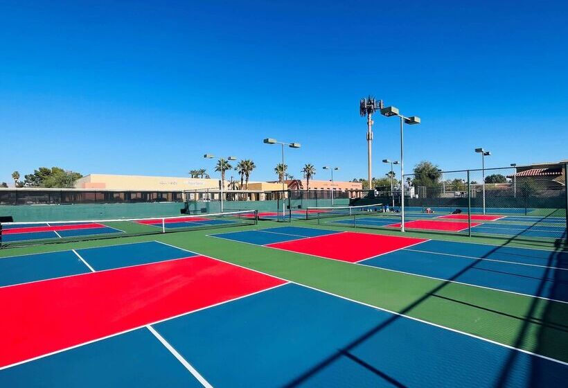 Отель Embassy Suites By Hilton Palm Desert