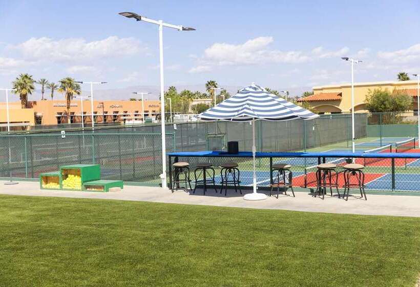 Отель Embassy Suites By Hilton Palm Desert