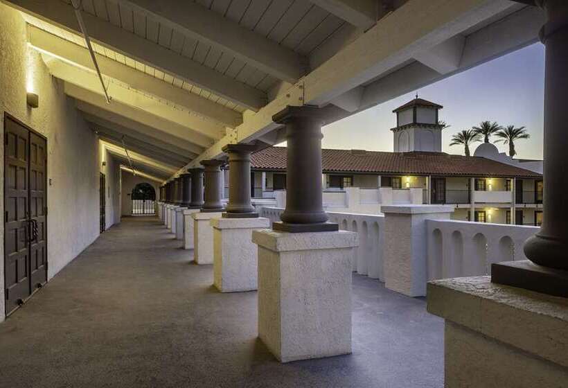 Отель Embassy Suites By Hilton Palm Desert