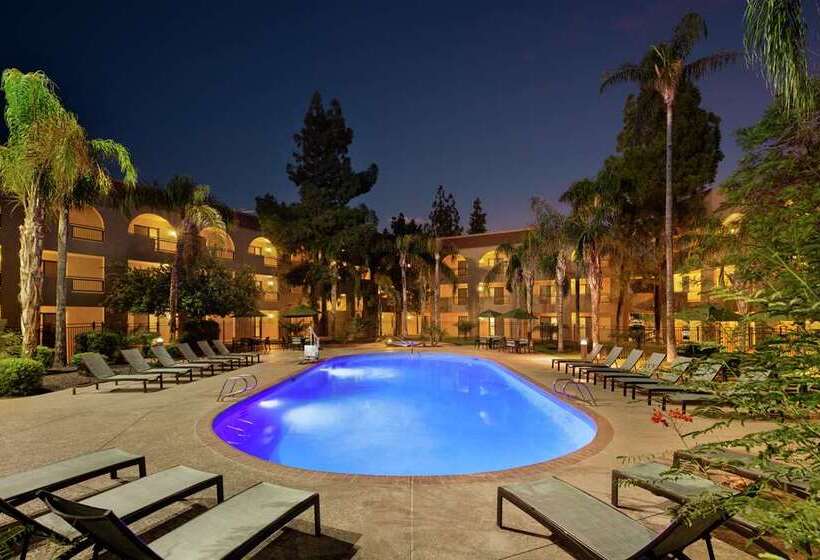 هتل Embassy Suites By Hilton Phoenix Tempe