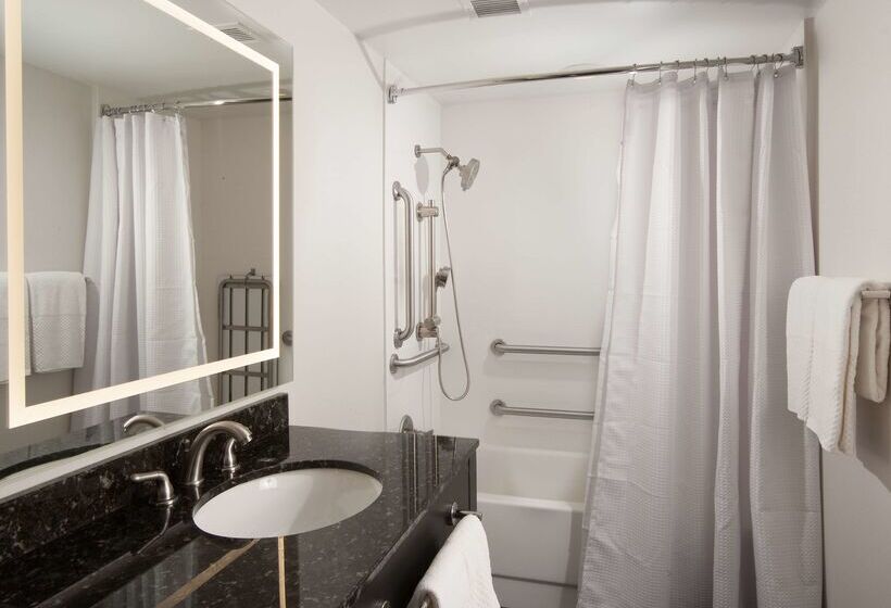 هتل Embassy Suites By Hilton Raleigh Crabtree