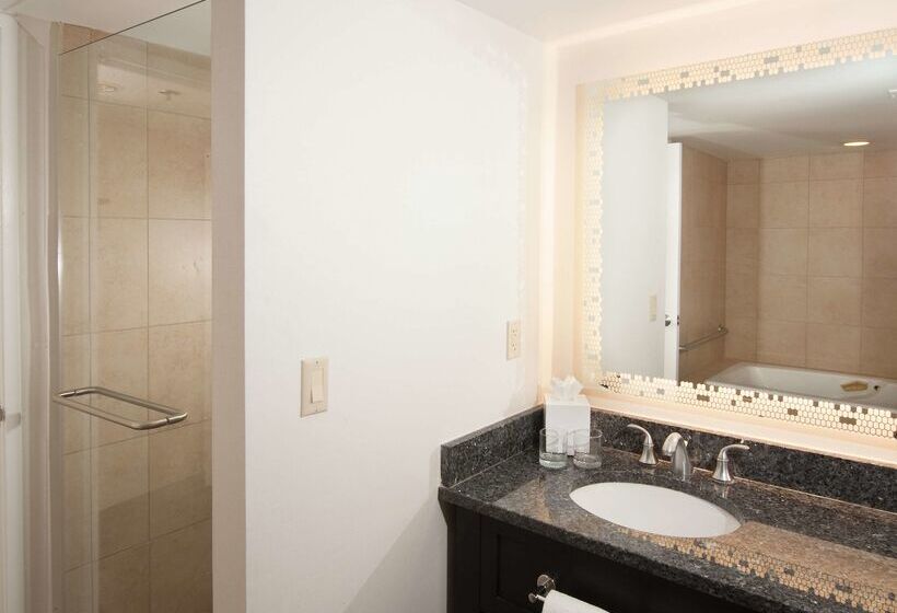 هتل Embassy Suites By Hilton Raleigh Crabtree