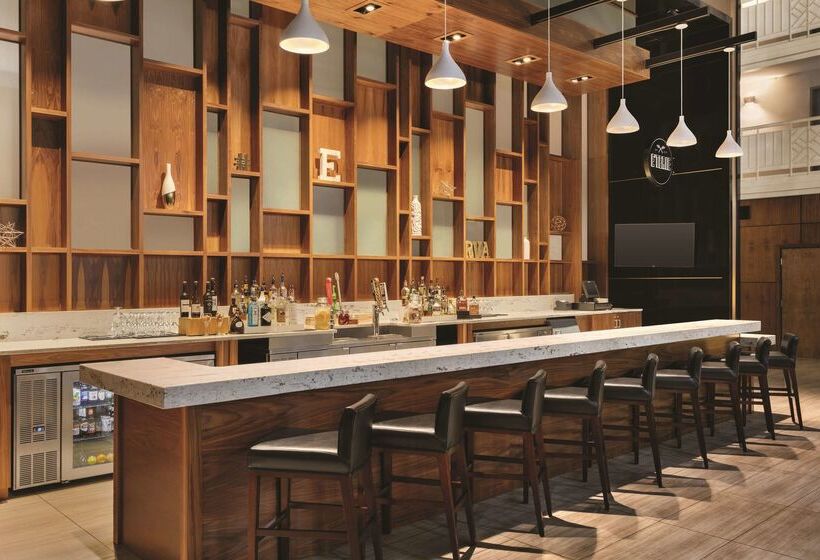 هتل Embassy Suites By Hilton Richmond