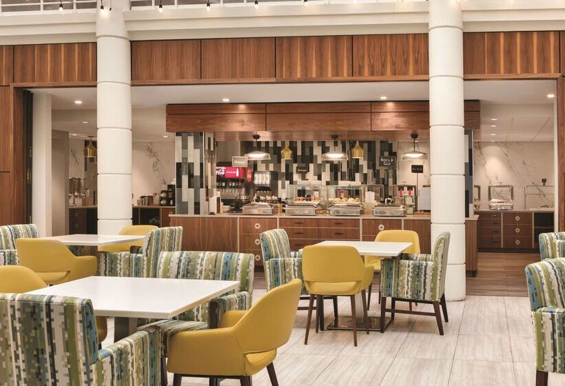 هتل Embassy Suites By Hilton Richmond