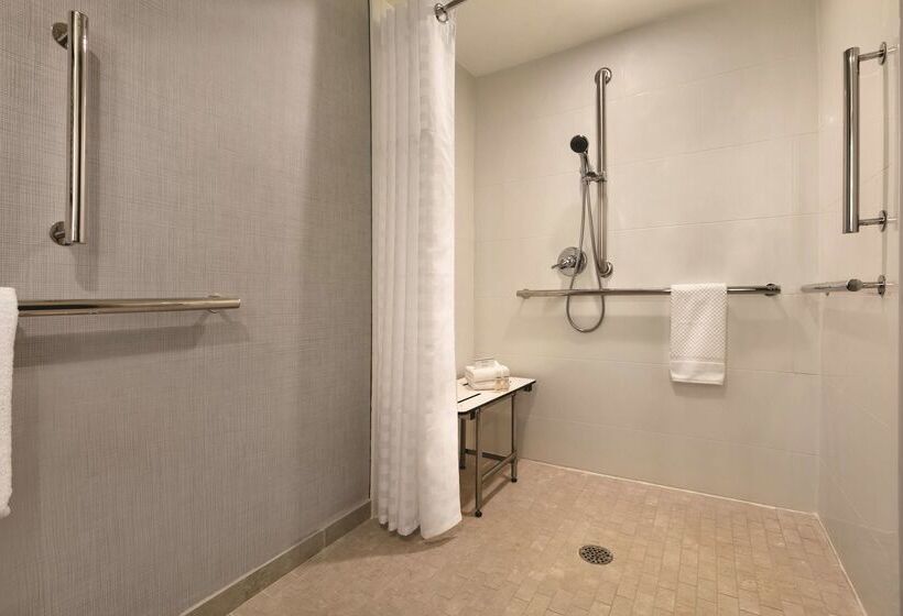 هتل Embassy Suites By Hilton Richmond