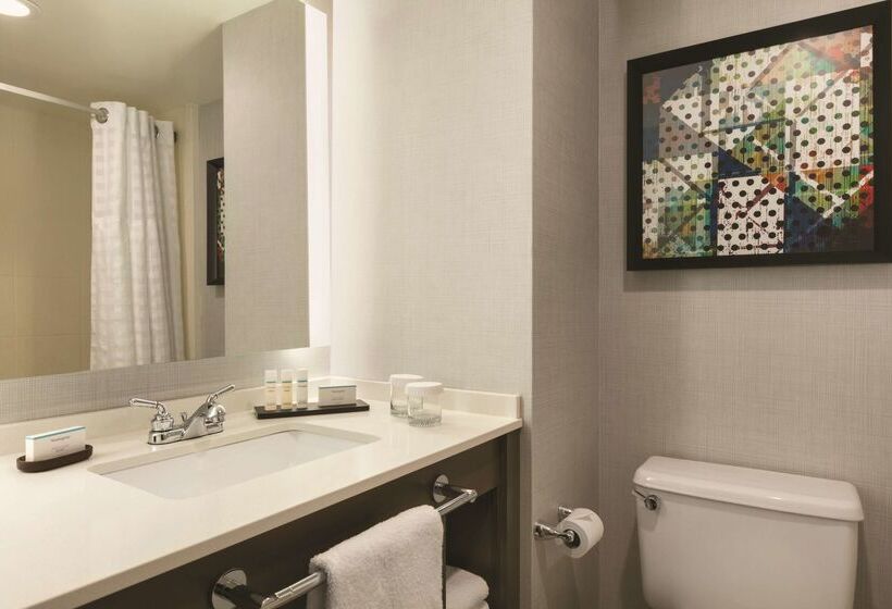 هتل Embassy Suites By Hilton Richmond