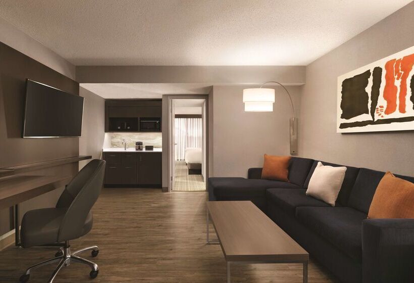 هتل Embassy Suites By Hilton Richmond