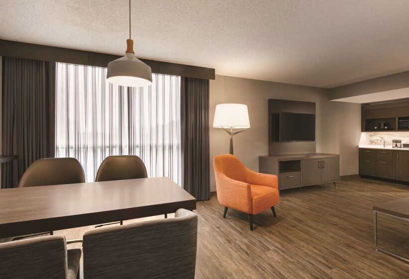 هتل Embassy Suites By Hilton Richmond