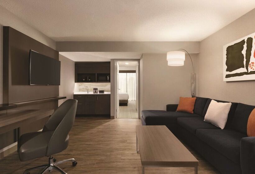 هتل Embassy Suites By Hilton Richmond