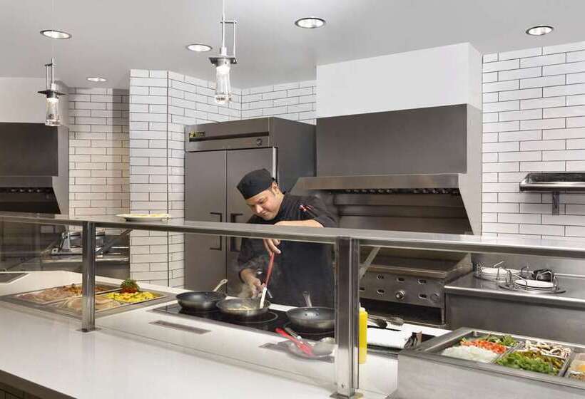 فندق Embassy Suites By Hilton San Antonio Airport