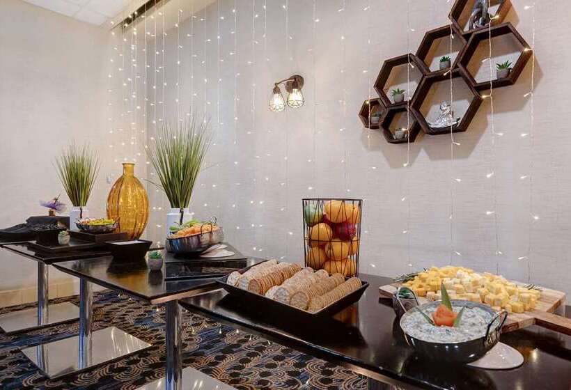 ホテル Embassy Suites By Hilton Santa Clara Silicon Valley