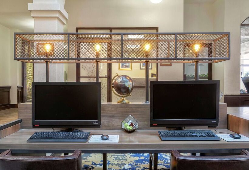 فندق Embassy Suites By Hilton Tulsa I44