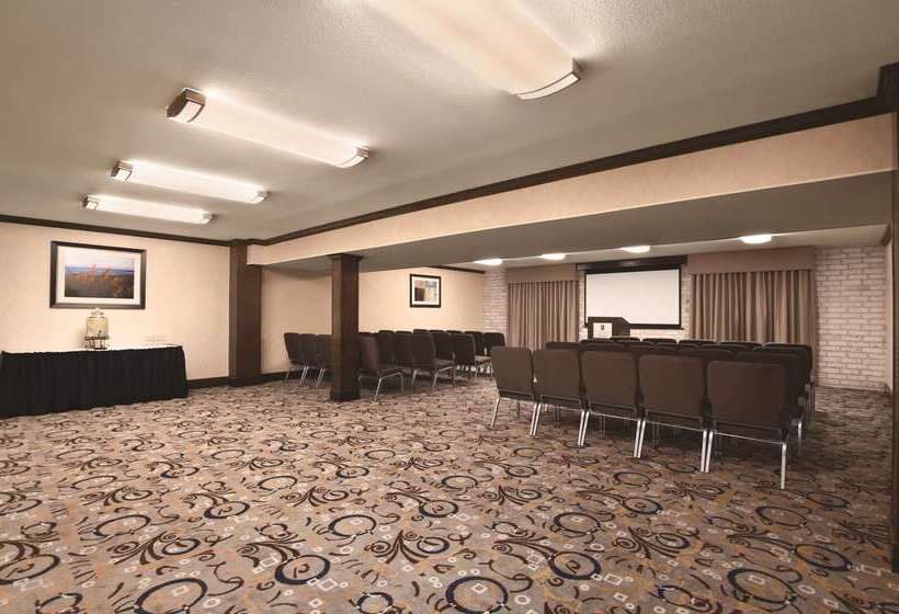 فندق Embassy Suites Corpus Christi