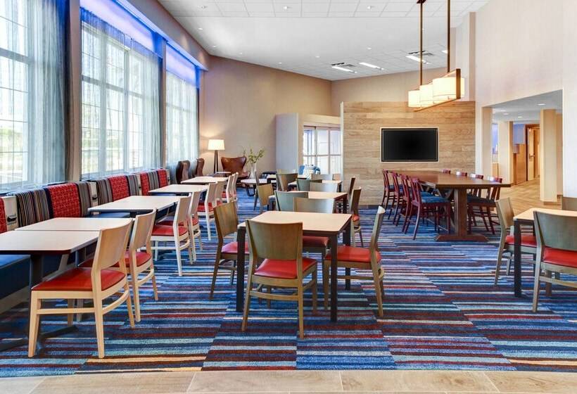 Отель Fairfield Inn & Suites By Marriott Cape Cod Hyannis