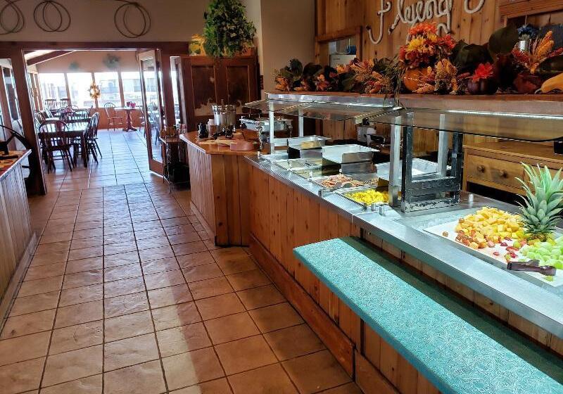 Отель Flying L Ranch Resort & Golf Course