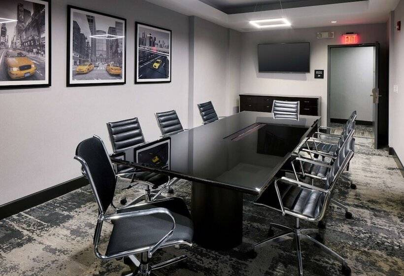 호텔 Hampton Inn Newark Airport