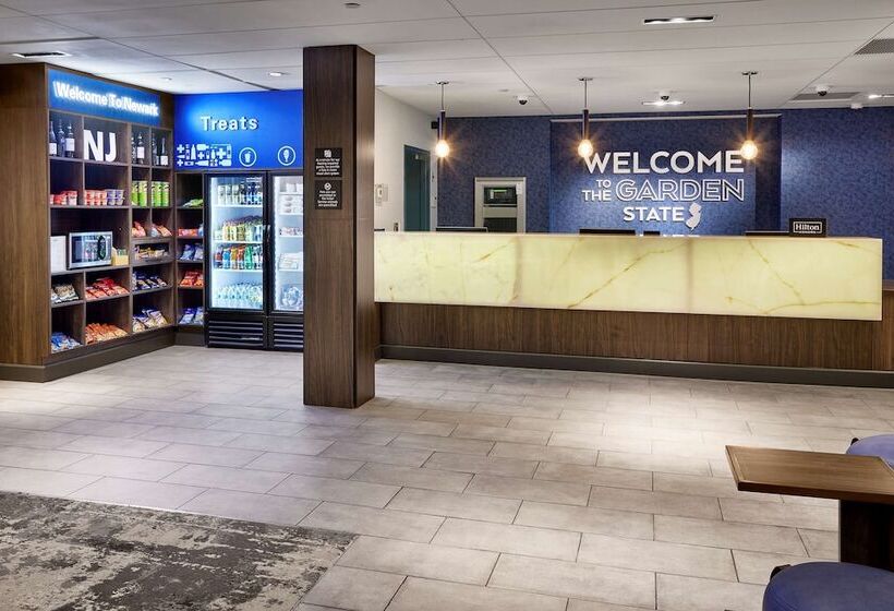 호텔 Hampton Inn Newark Airport