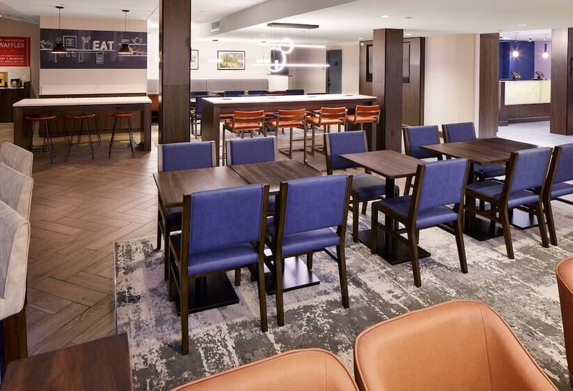 호텔 Hampton Inn Newark Airport