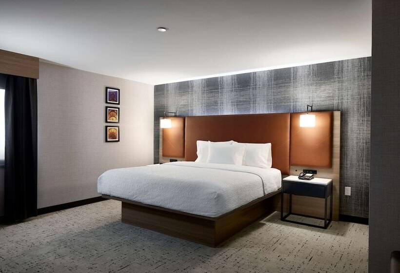 호텔 Hampton Inn Newark Airport