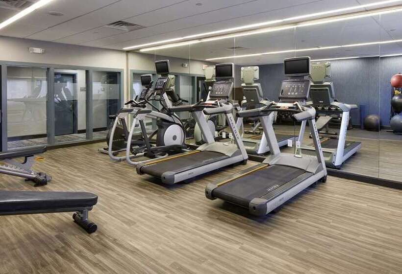 호텔 Hampton Inn Newark Airport