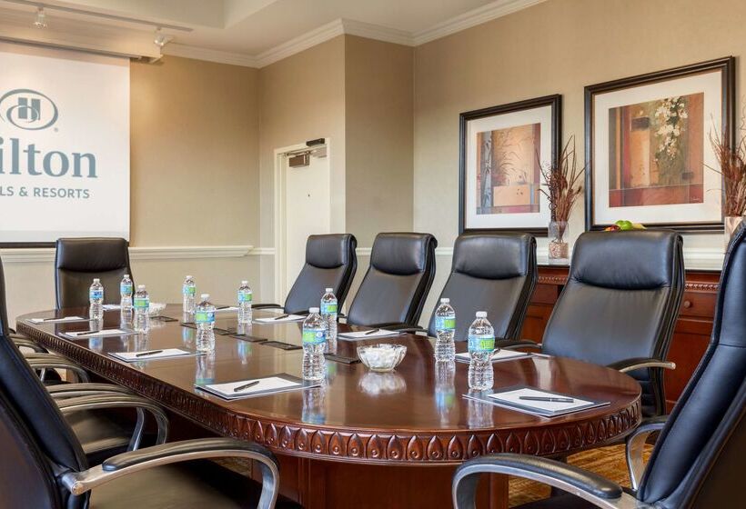 هتل Hilton Fort Wayne At The Grand Wayne Convention Center