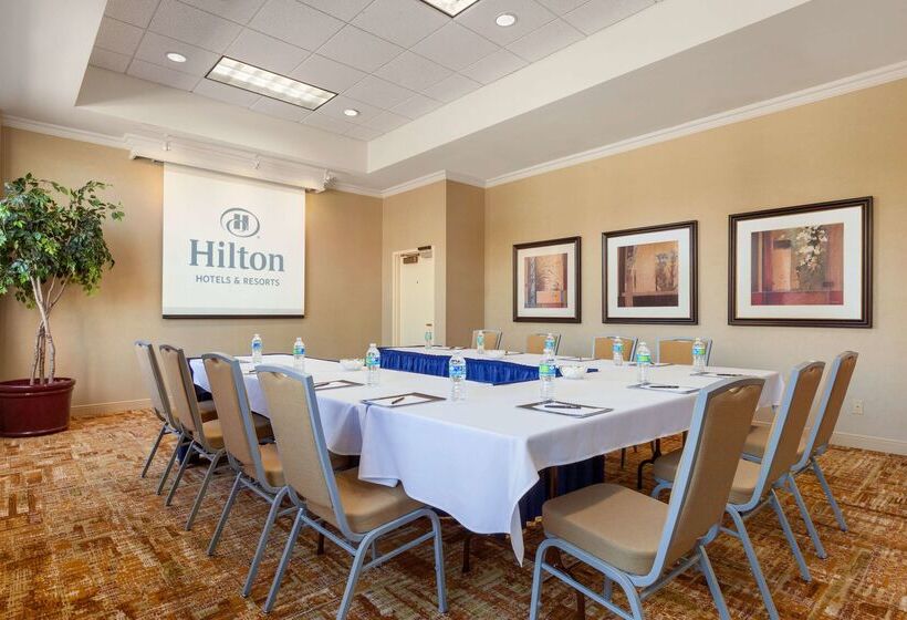 هتل Hilton Fort Wayne At The Grand Wayne Convention Center