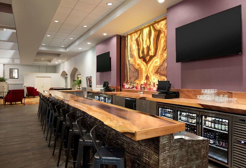 هتل Hilton Fort Wayne At The Grand Wayne Convention Center