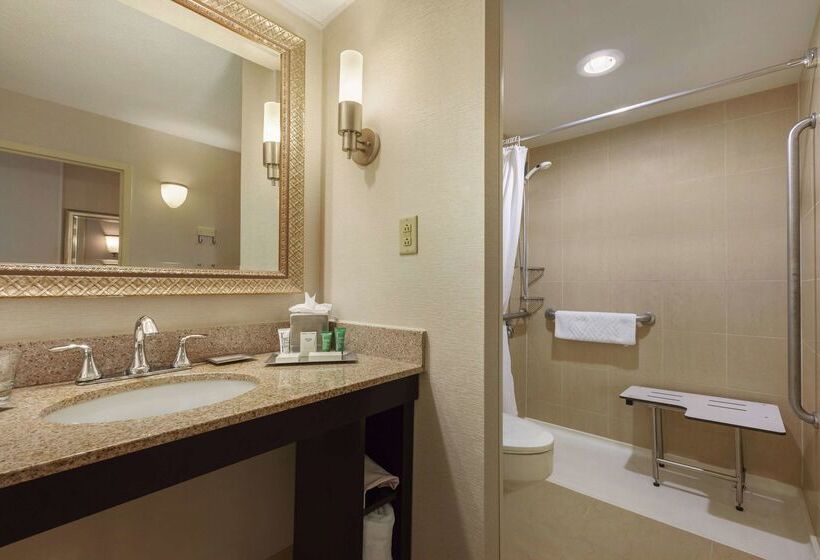 هتل Hilton Fort Wayne At The Grand Wayne Convention Center