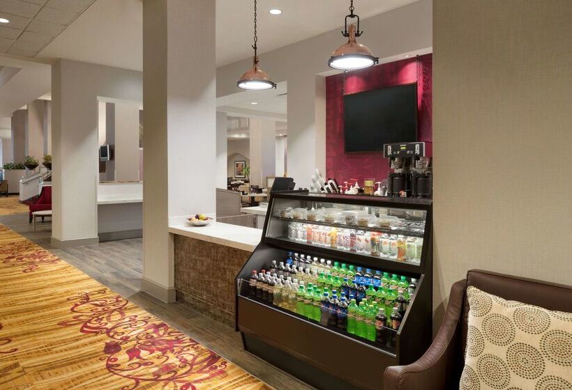 هتل Hilton Fort Wayne At The Grand Wayne Convention Center