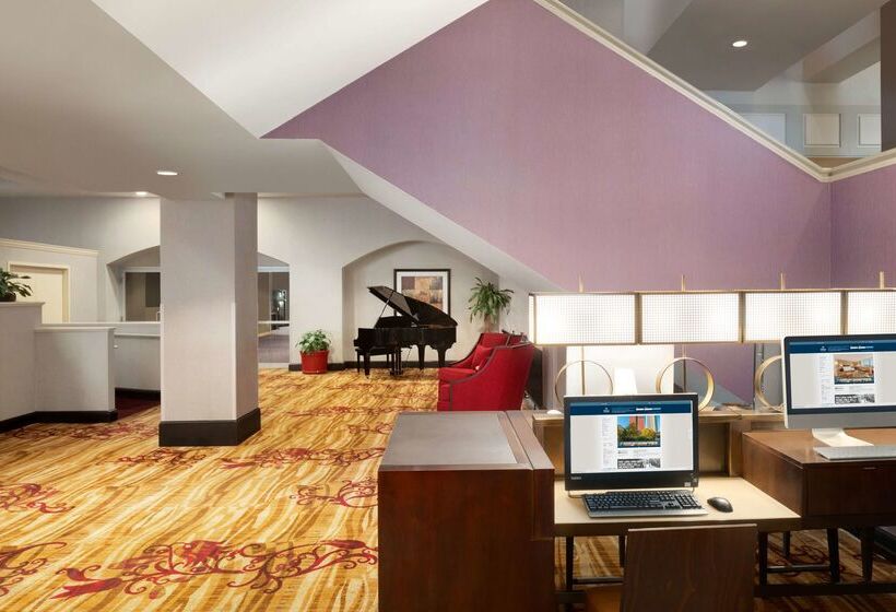 هتل Hilton Fort Wayne At The Grand Wayne Convention Center