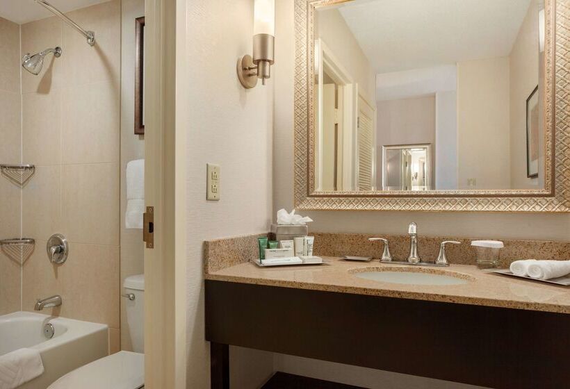 هتل Hilton Fort Wayne At The Grand Wayne Convention Center